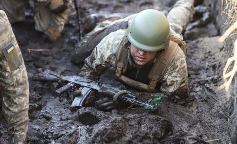 Інколи корисно трошки перенестись з мирних міст туди, де вирішується доля країни